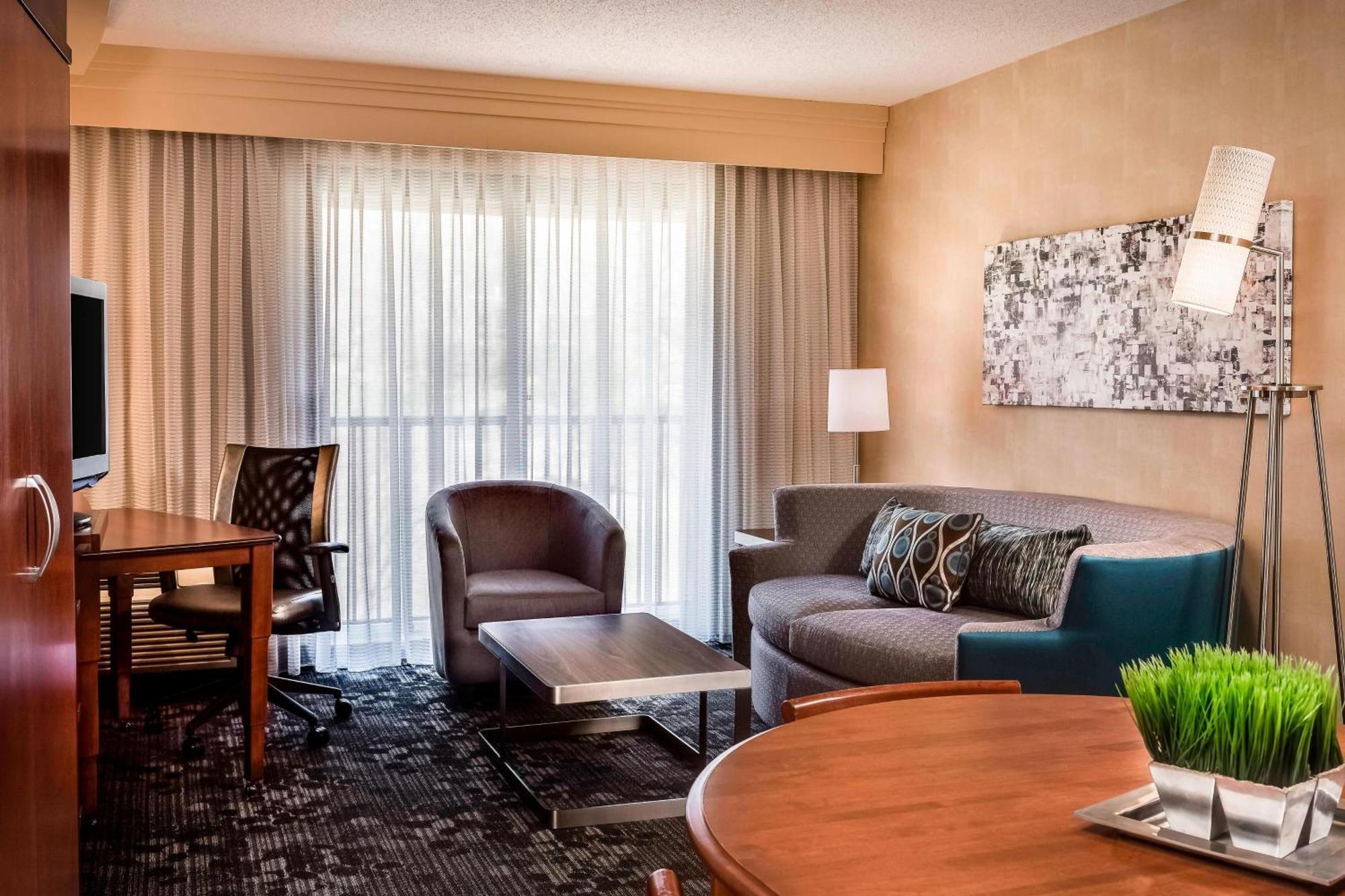 Courtyard By Marriott Kansas