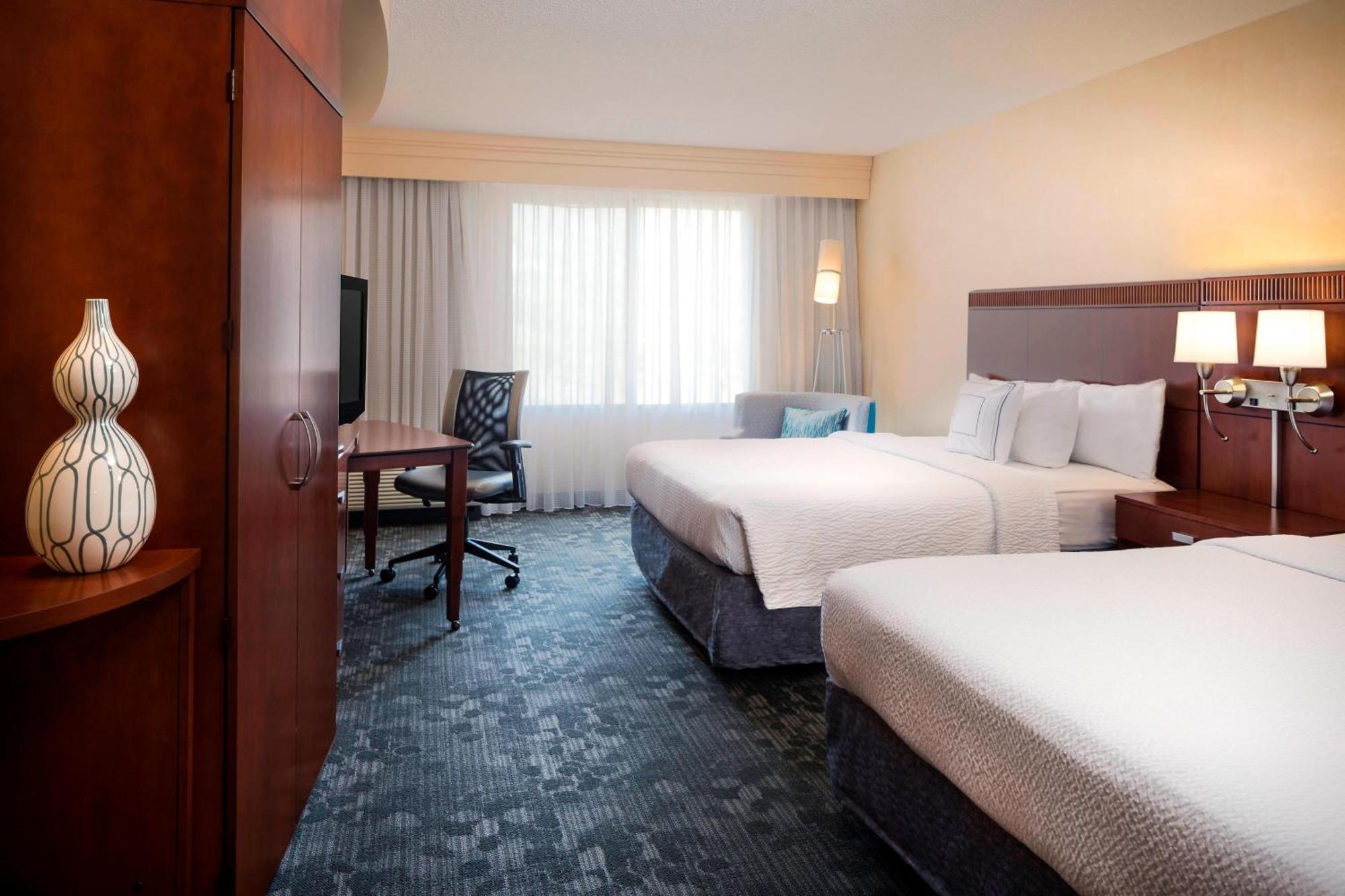 Courtyard By Marriott Kansas Hotel